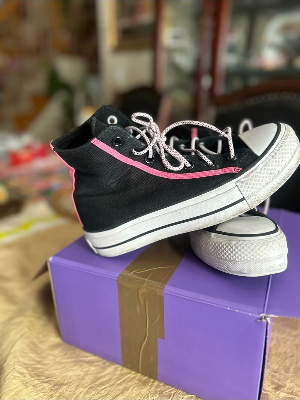 Converse chuck Taylor all star  women Black High-Top Sneakers with Pink stripe.